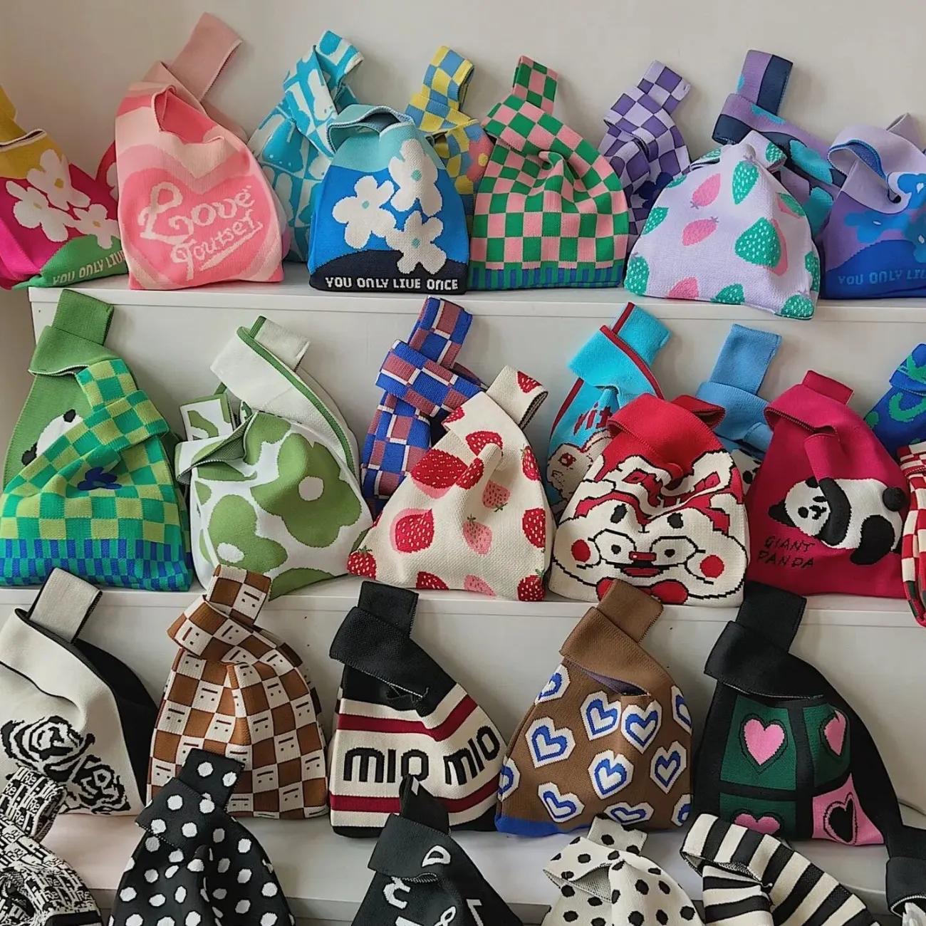 One-piece consignment gift bags, birthday gift bags, handbags, hand-carried handbags for going out, panda handbags, woven handbags, knitted handbags, wholesale at street stalls Specification image
