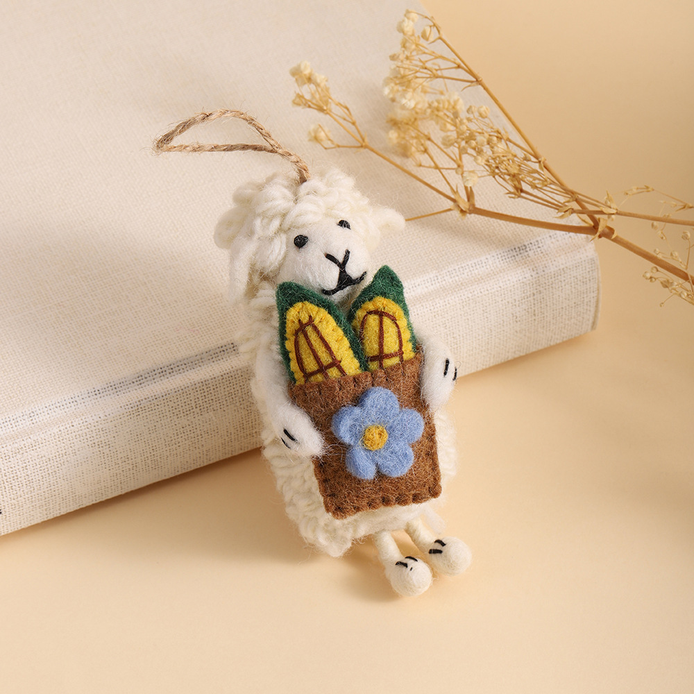 Ms. Yang's handcrafted wool felt pendants feature a high aesthetic level, three-dimensional little sheep doll pendants, and are niche bag pendants details Picture
