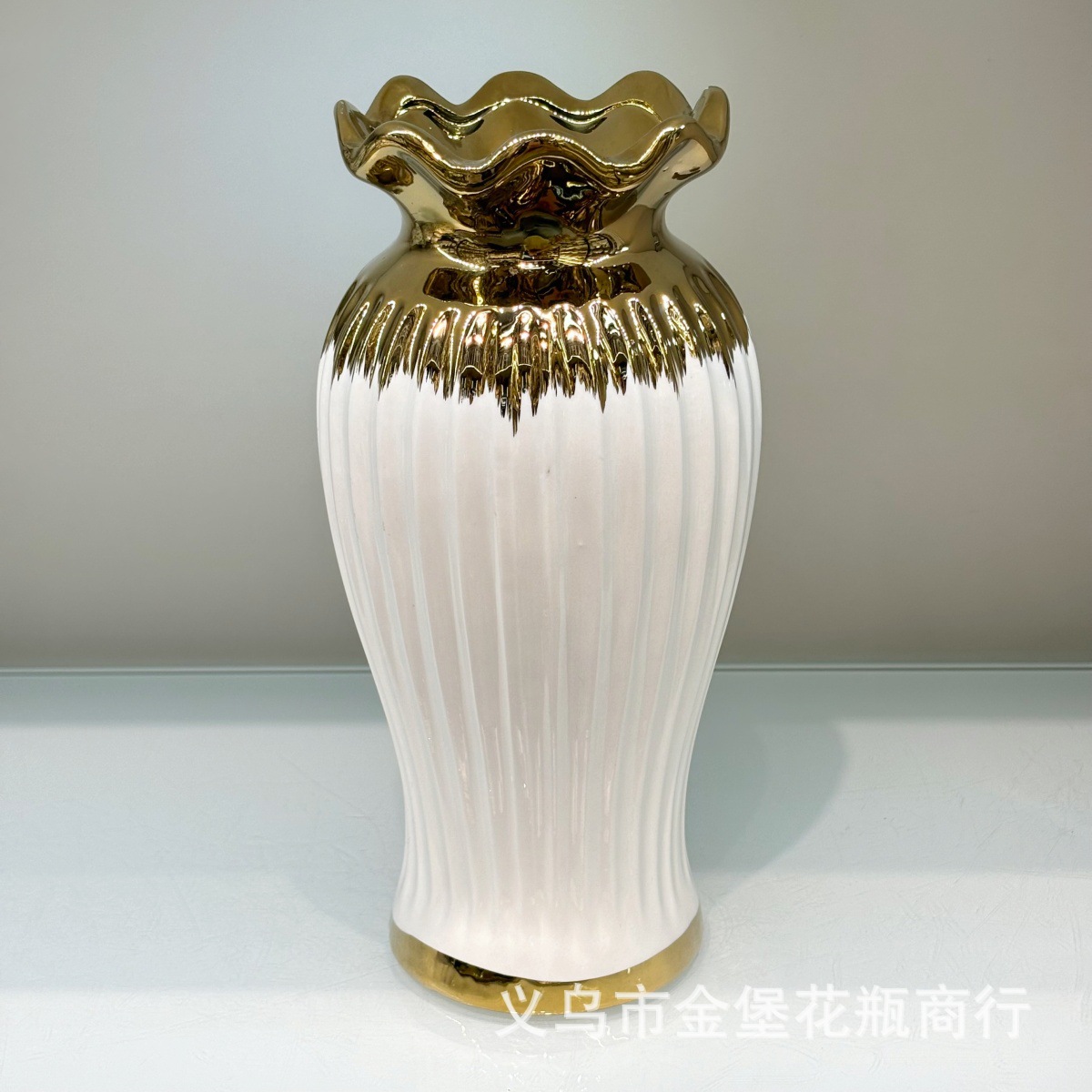 现代轻奢白金渐变竖纹荷叶花瓶客厅餐桌插花软装陶瓷摆件产品图