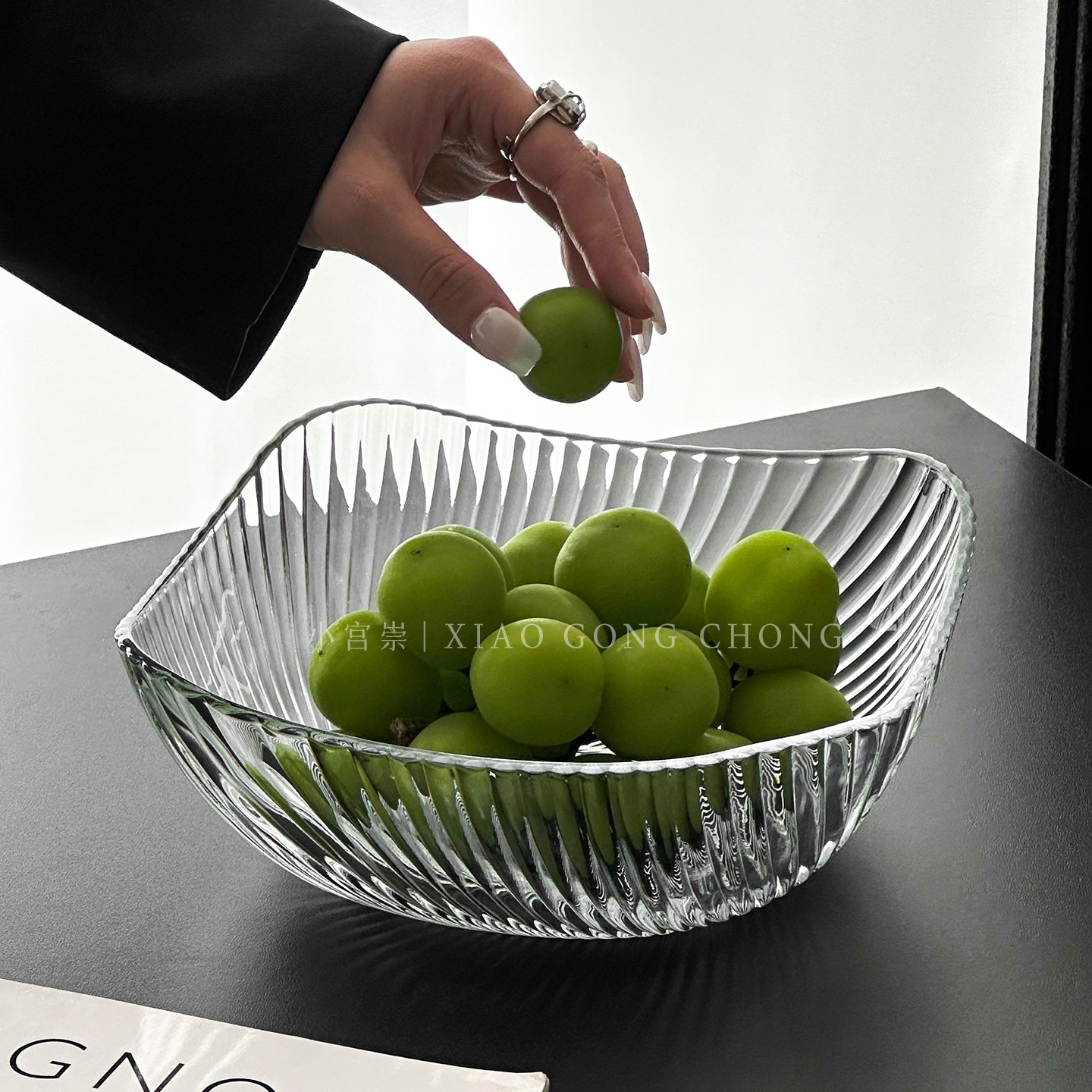 High-end glass fruit plate, living room coffee table, fruit plate, light luxury snack display plate, striped salad bowl Specification image