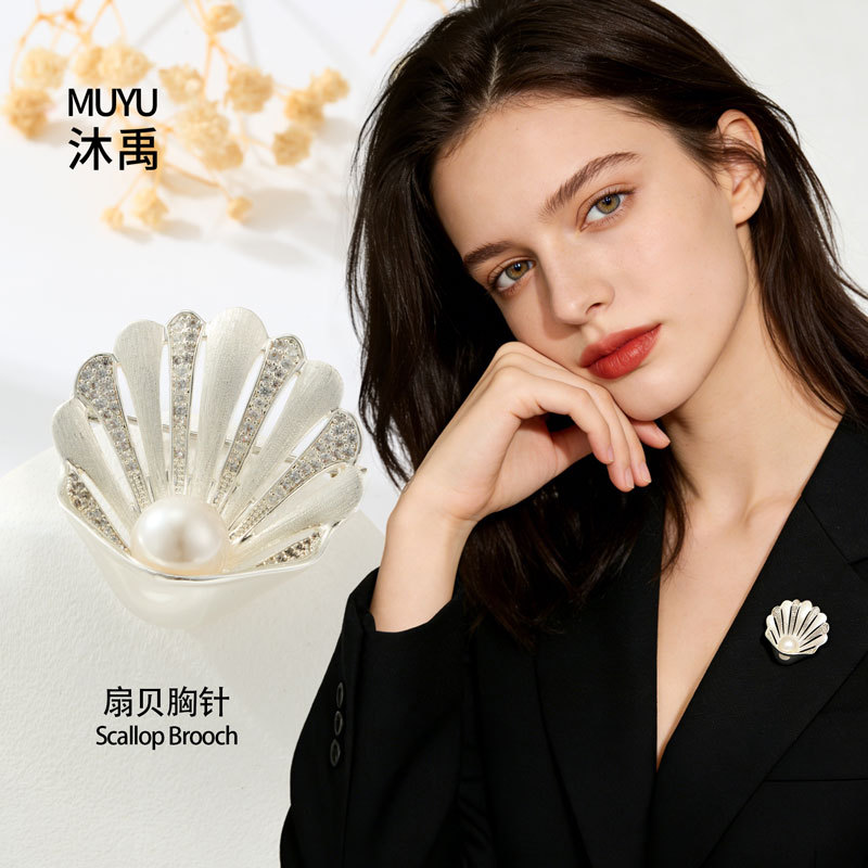 Light luxury ocean-style three-dimensional scallop brooch, copper alloy micro-inlaid zircon brushed finish, high-end and exquisite women's brooch details Picture
