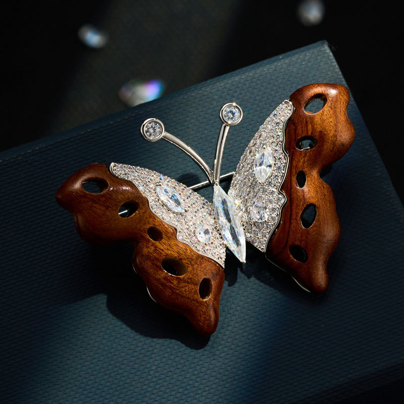 轻奢复古木质蝴蝶胸针铜合金微镶锆石高级感精致衣饰新款别针胸花