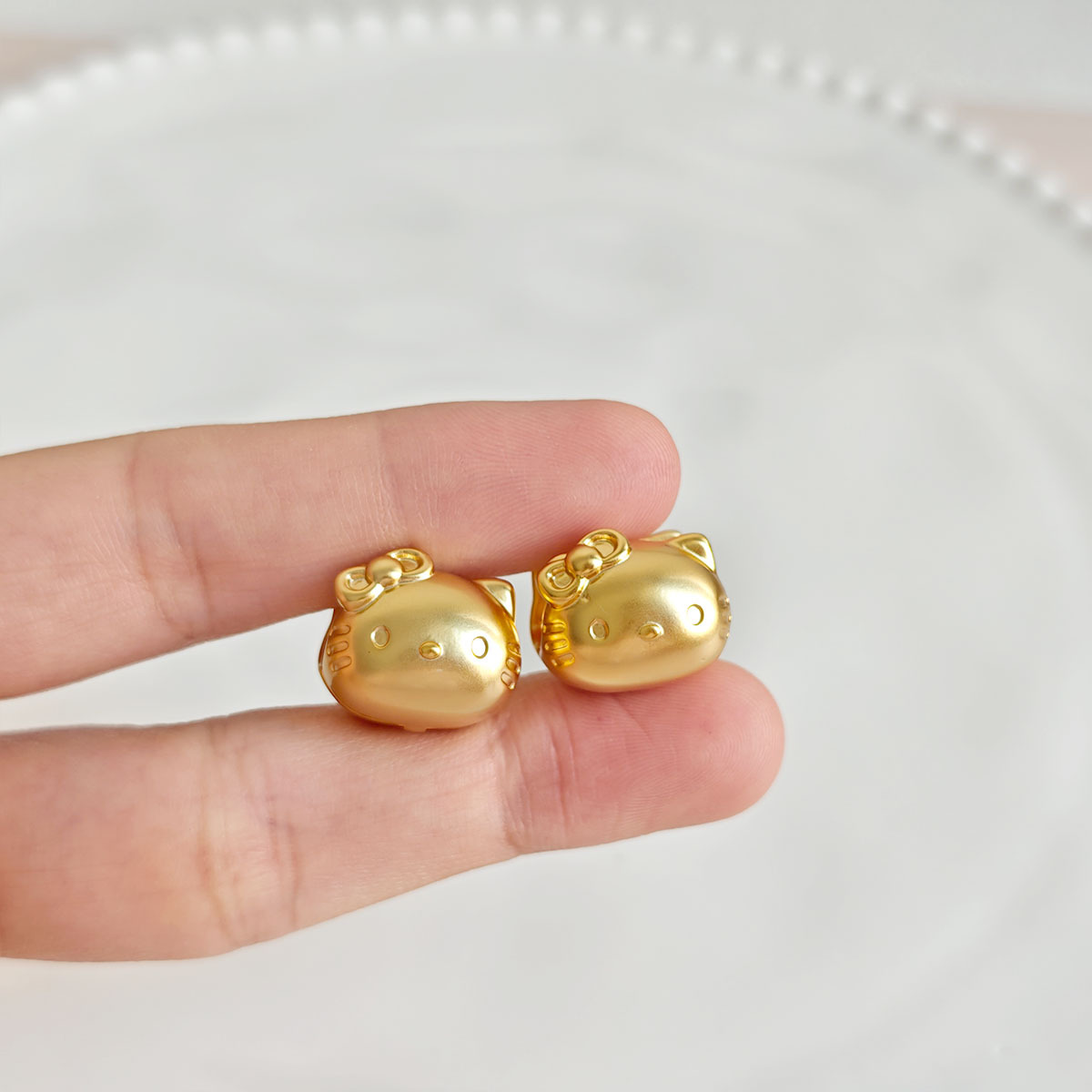 Korean-style simple matte three-dimensional Kitty cat ear buckles, exquisite, sweet and cute, girlish, niche and versatile earrings Application Scenario