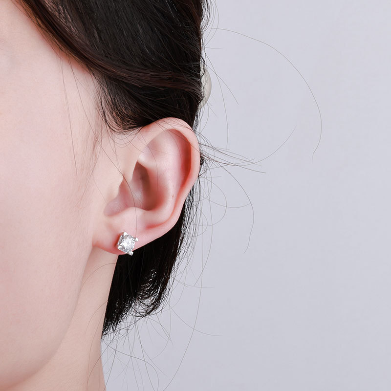 Zhuoheng selects 925 sterling silver and white gold bull horn and bull head ear studs, set with one-carat moissanite four-pronged ear studs and earrings, which are unique and simple Specification image