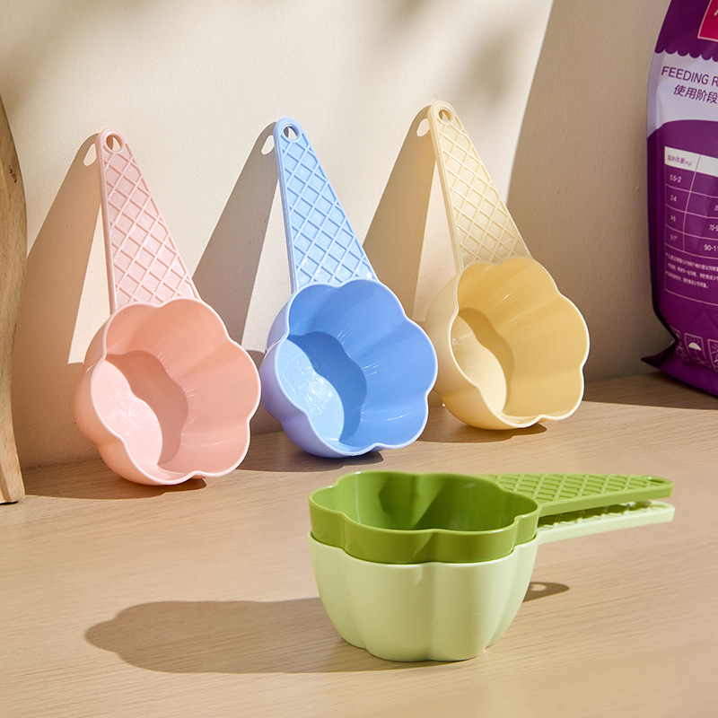 New wholesale pet supplies spoons, dopamine-colored ice cream shaped food spoons, easy-to-clean cat and dog food spoons Application Scenario