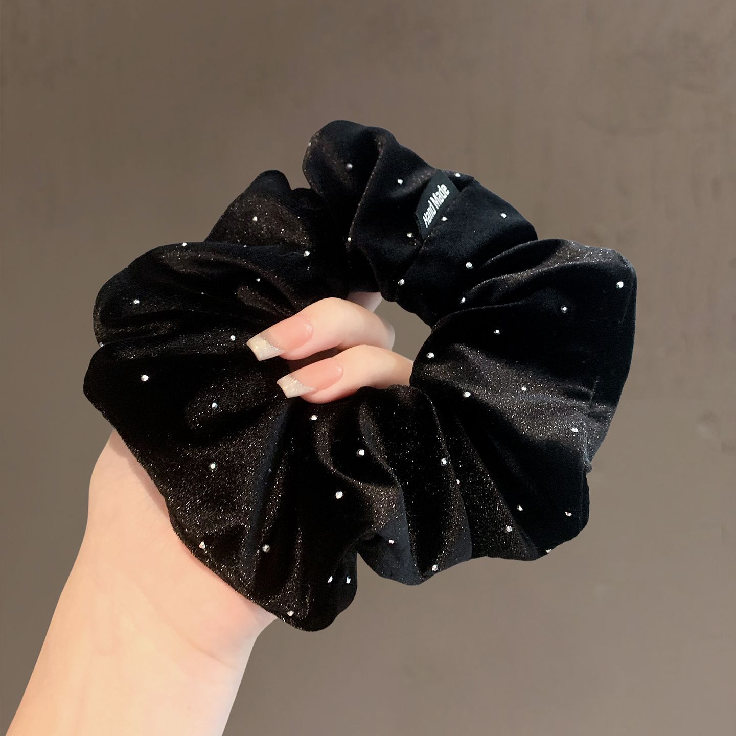 The new Korean minimalist and elegant diamond-encrusted polka dot velvet large colon hair tie exudes a retro, refined and high-end feel. It is used for tying and braided hair Application Scenario