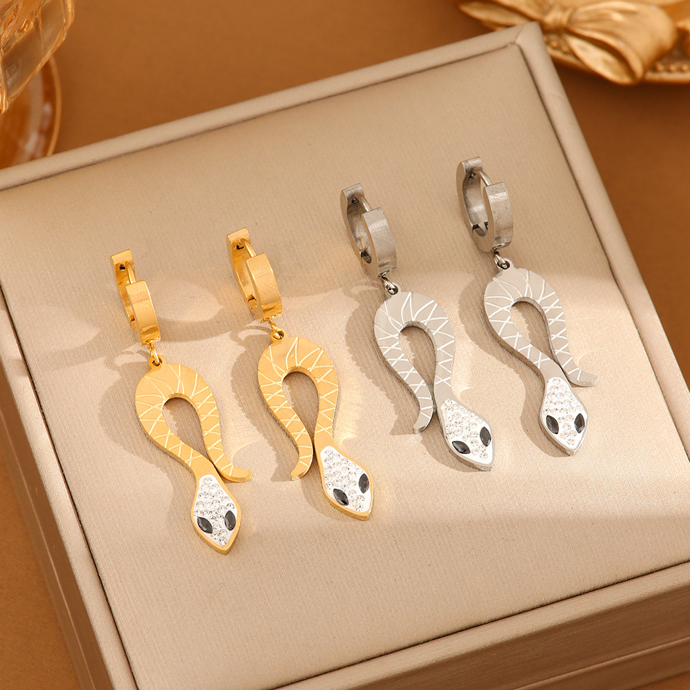 European and American cross-border bestseller 18K gold titanium steel non-fading earrings, simple women's light luxury style, trendy manufacturer wholesale, elegant style Specification image