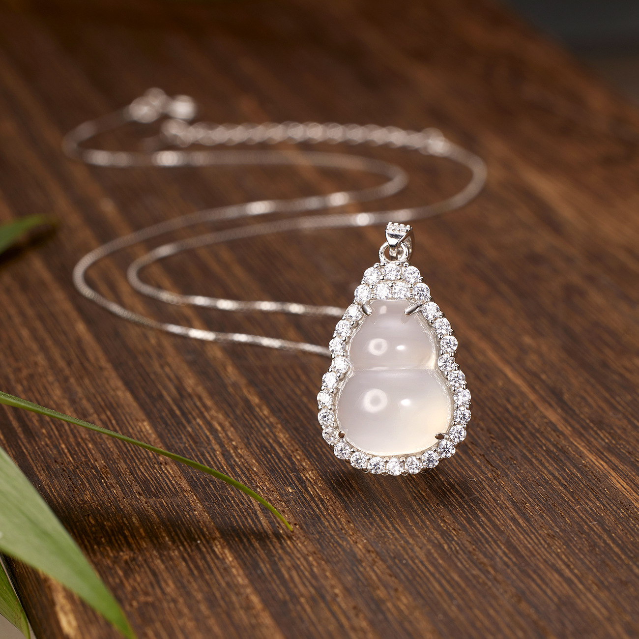 S925 Silver-white ice-transparent chalcedony Pendant, a trendy accessory for girls' high school, a grand and fashionable ice chalcedony gourd necklace Specification drawing