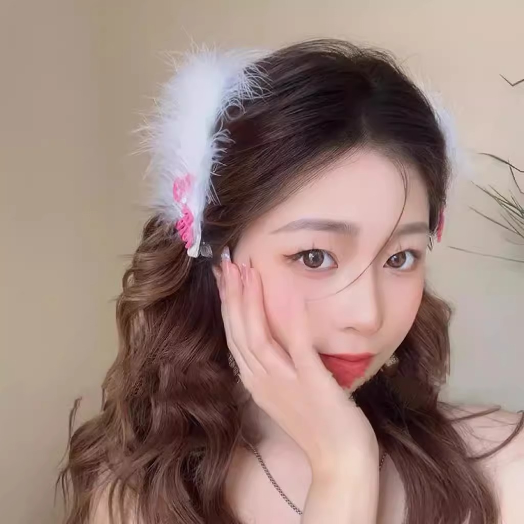 High-end ostrich feather hair clips, popular broken hair side duckbill clips, elegant hair clips, fairy-like fur headwear for young girls Application Scenario