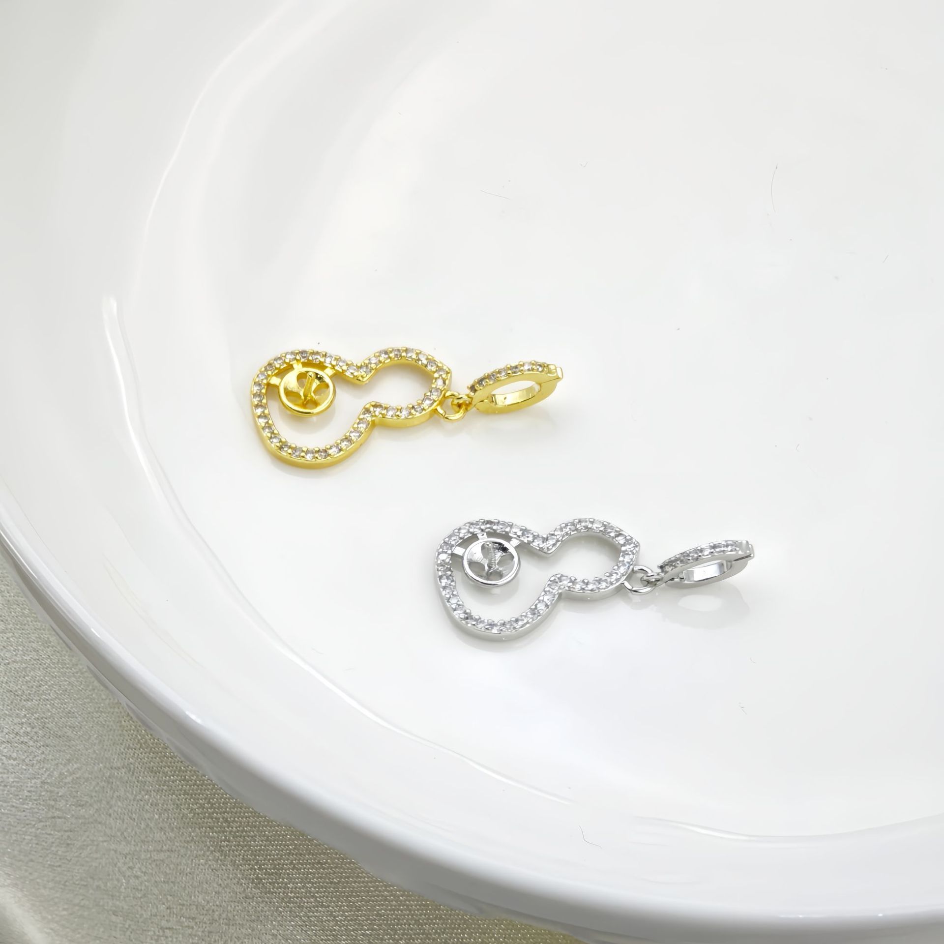 DIY jewelry accessories: copper-plated 18K true gold, slightly inlaid zircon gourd, pearl pendant, necklace Application Scenario