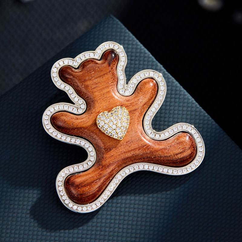 Original high-end wooden bear brooch, cute and adorable, copper alloy micro-inlaid zircon, real gold electroplated exquisite pin