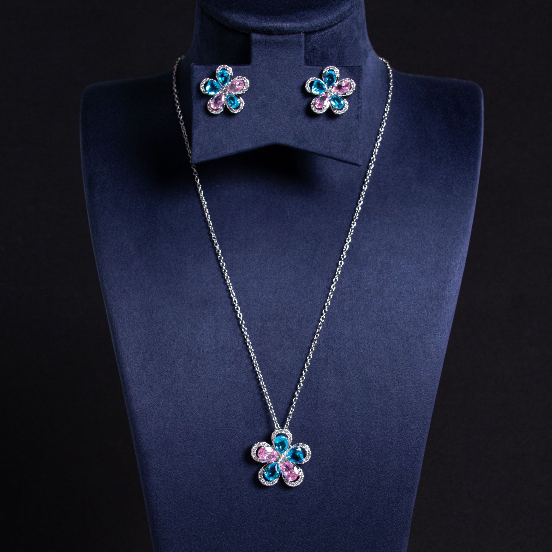 Cross-border autumn and winter women's high-end light luxury flower zircon necklace and earring set, unique and versatile, sweet and elegant collarbone chain Specification image