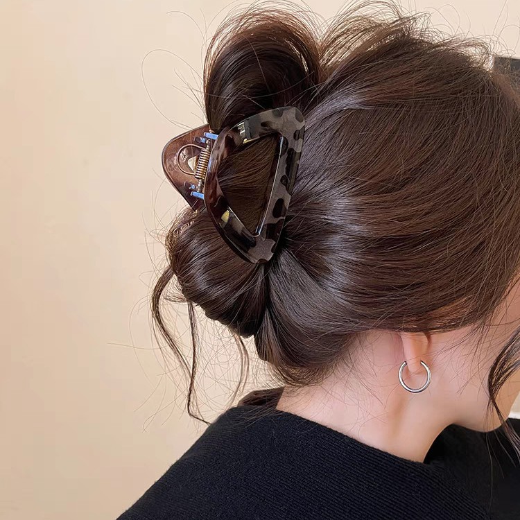Triangular shark clip on Instagram ~ A new high-end semi-tied hair clip for the back of women's heads Specification image