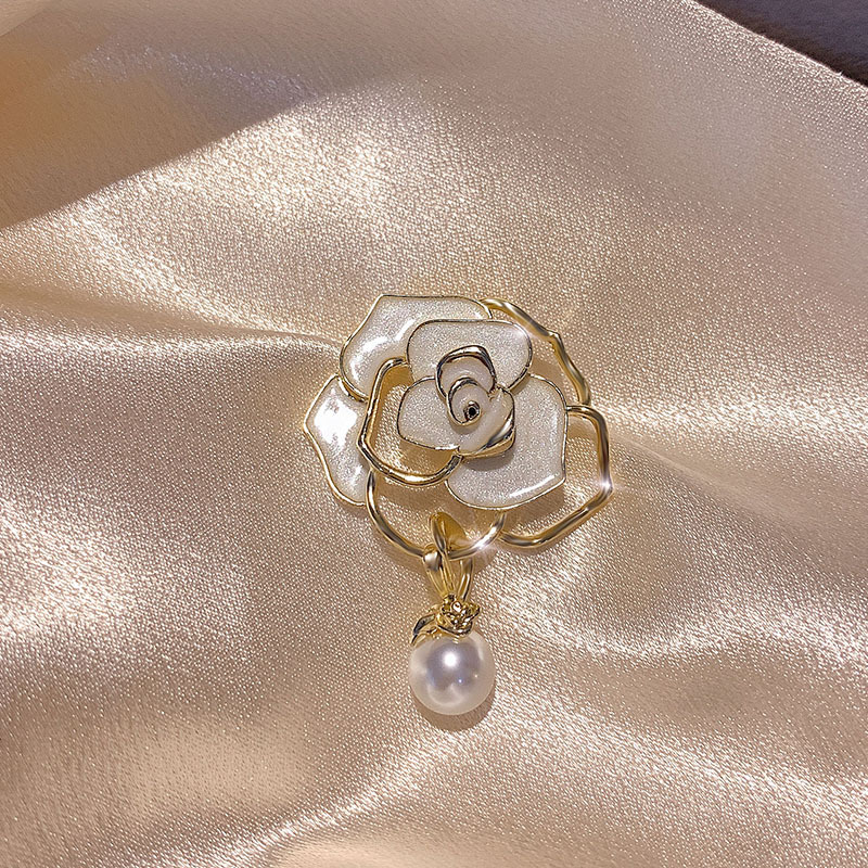 A niche design sense camellia brooch for women's autumn suits, a large pin for fixing clothes, a high-end brooch accessory