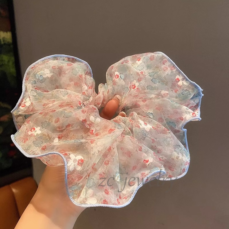 Korean sweet floral large intestine hair band, a fashionable hair tie for women to go out in summer, an Instagram influencer's high appearance level hair band and hair accessory Application Scenario