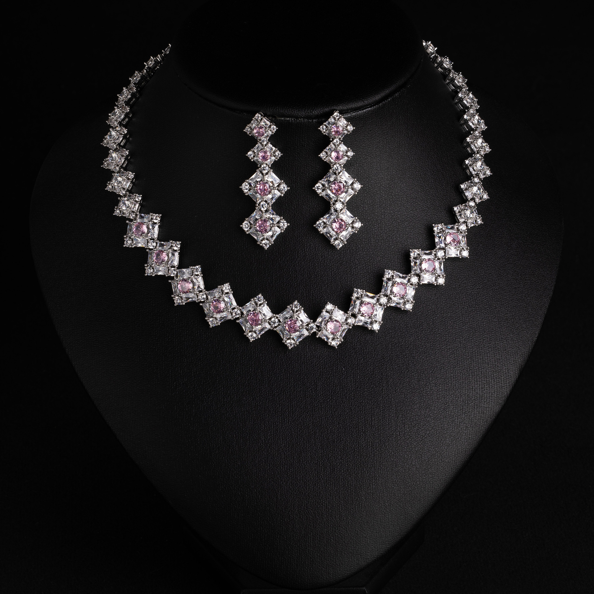 European and American cross-border geometric small square zircon necklace necklace, women's high-end sense, simple and versatile, diamond-encrusted collarbone chain wholesale, Getisa jewelry fashion set, daily commuting jewelry, square necklace earrings wholesale details Picture