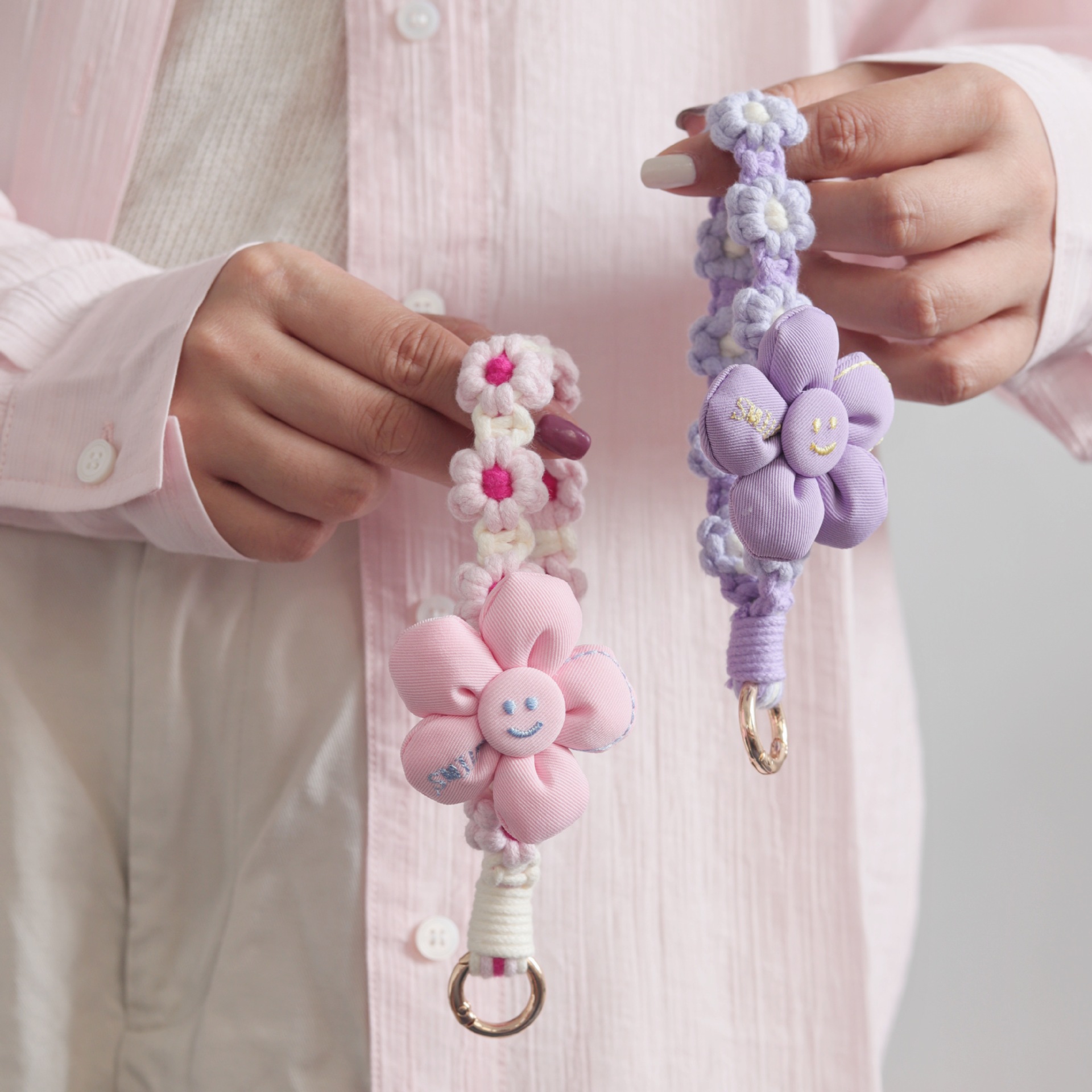 Cute handcrafted flower keychains from Japan and South Korea, mobile phone pendants, three-dimensional flower wrist lanyards, handmade gifts for women Specification image