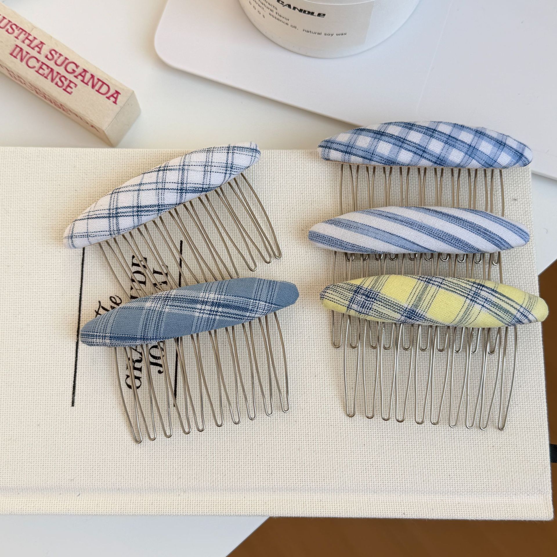 Retro checkered hair clips, oval hair clippers, practical and versatile hair combs, hair clippers, upside-down combing accessories, hair accessories Application Scenario