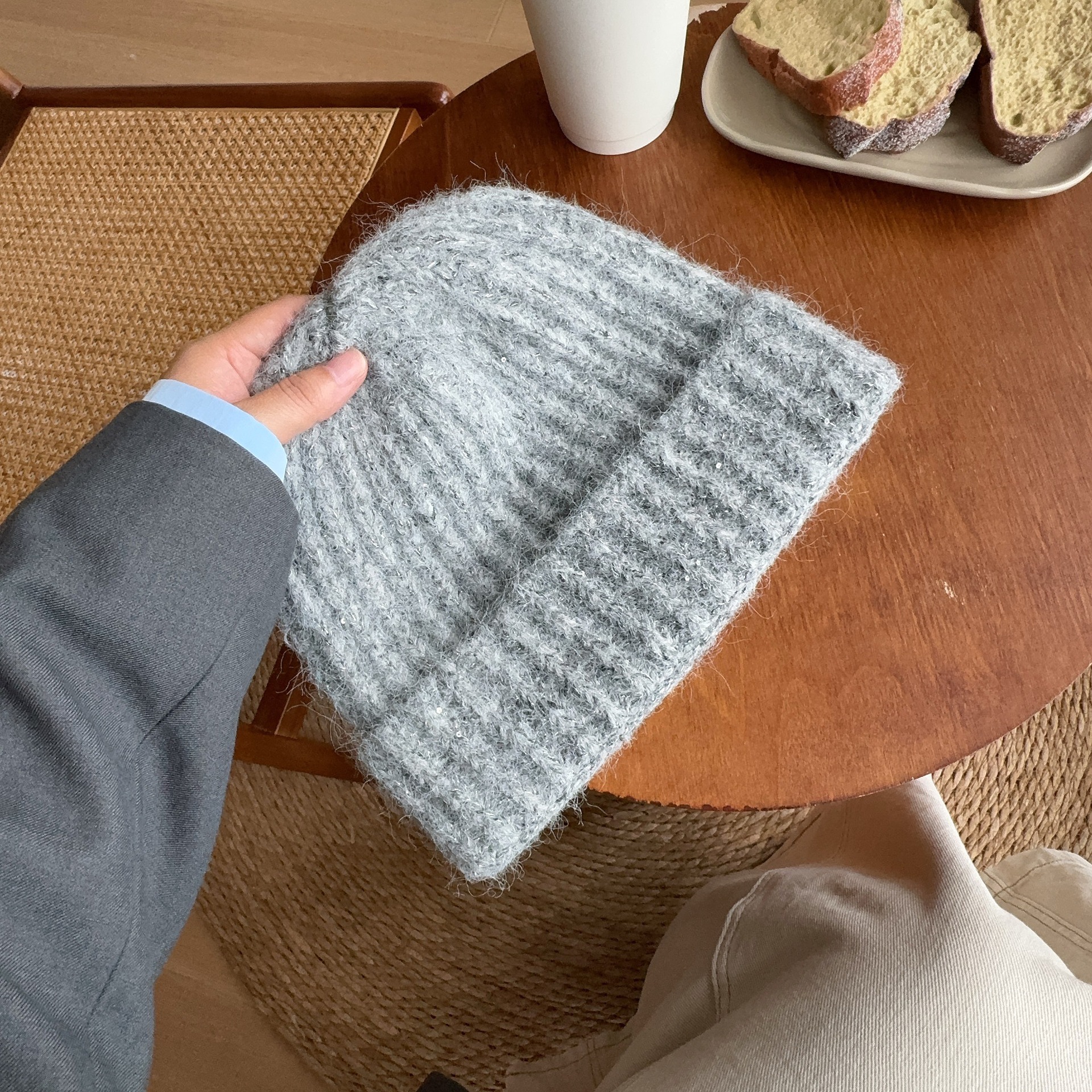 This basic Korean woolen hat is a versatile and face-enhancing small knitted hat for women in autumn and winter. It is in a solid color, thickened and warm cold hat details Picture