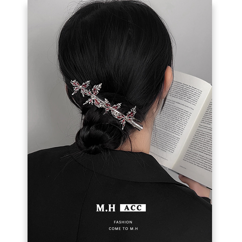 Original red butterfly necklace wholesale, niche design, high-end pendant, light luxury collarbone chain, new Chinese-style sweater chain Application Scenario