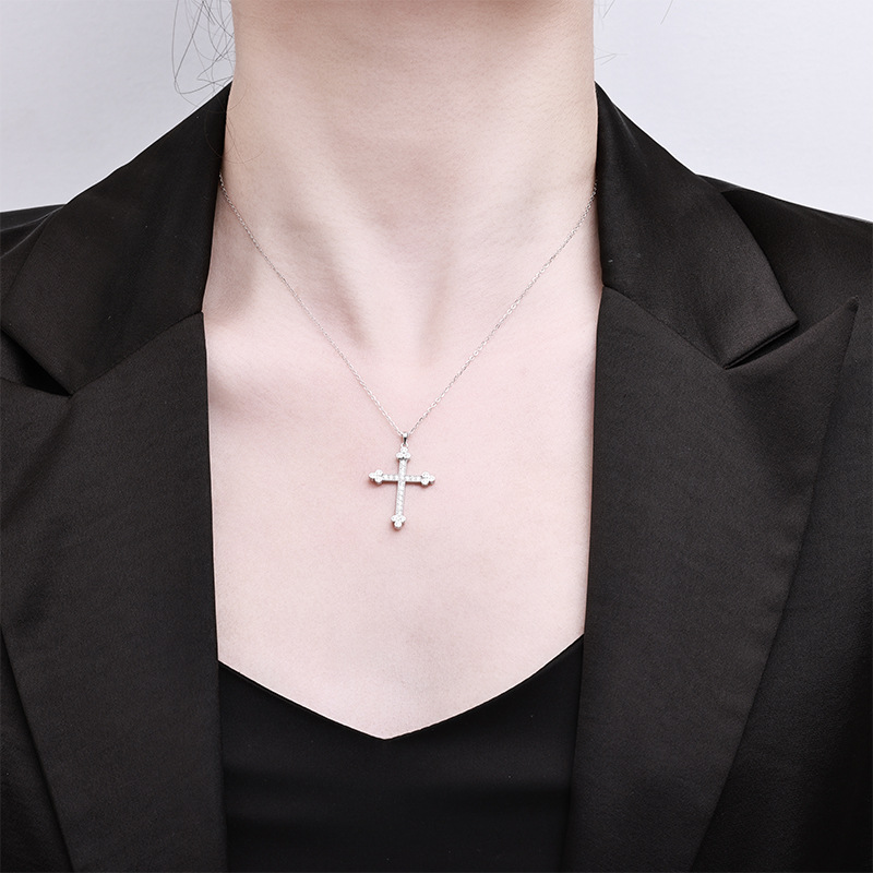 Zhuoheng Select S925 sterling Silver Necklace, a new simple diamond-encrusted cross pendant necklace, with a light luxury, individual, versatile and niche design