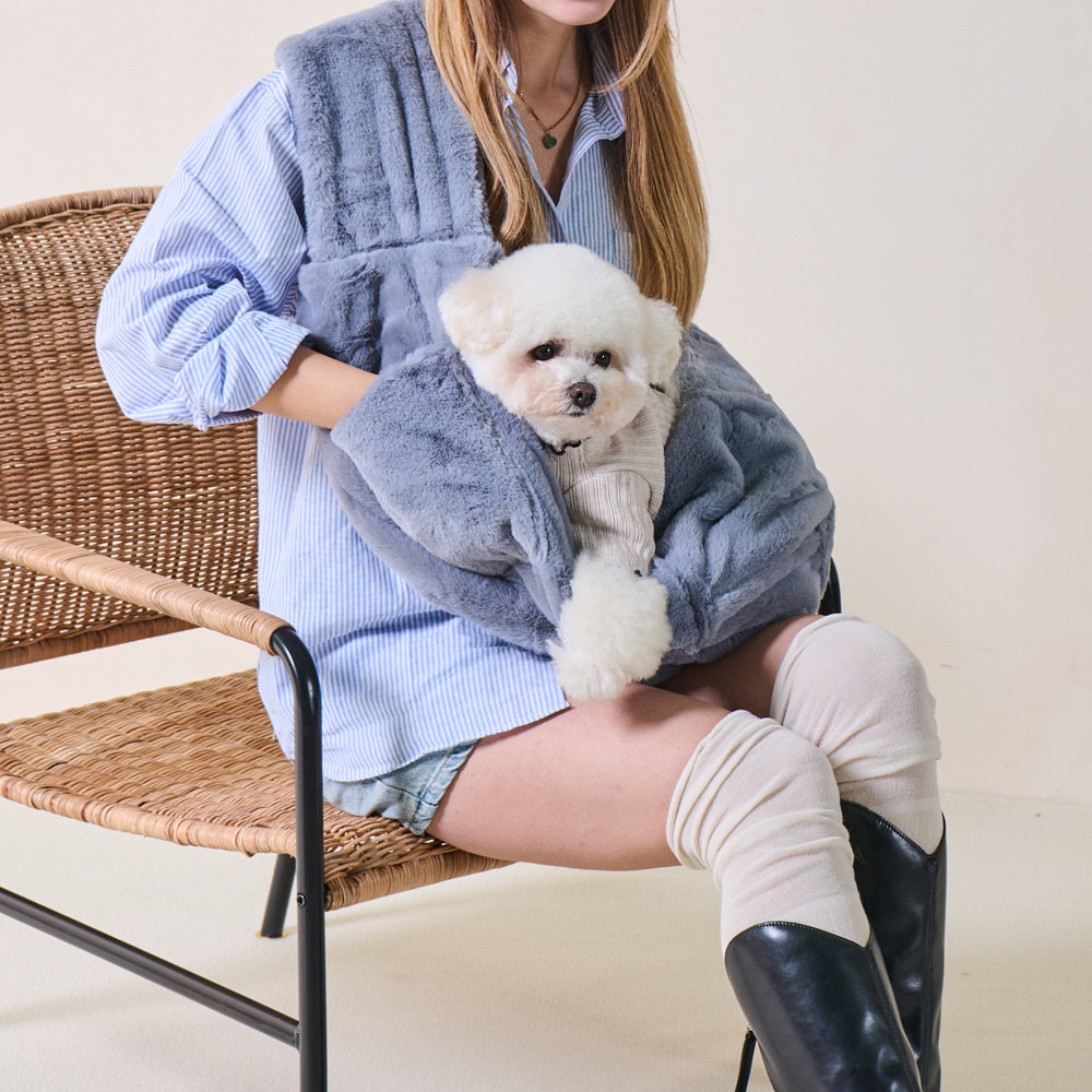This portable single-shoulder pet bag is convenient for going out. It is a fashionable solid-color pet bag Specification image