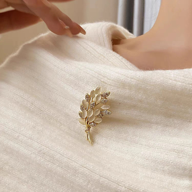 Luxurious wheat ear feather brooch, high-end pin buckle, versatile corsage, suit accessory, elegant and refined, feminine and niche details Picture