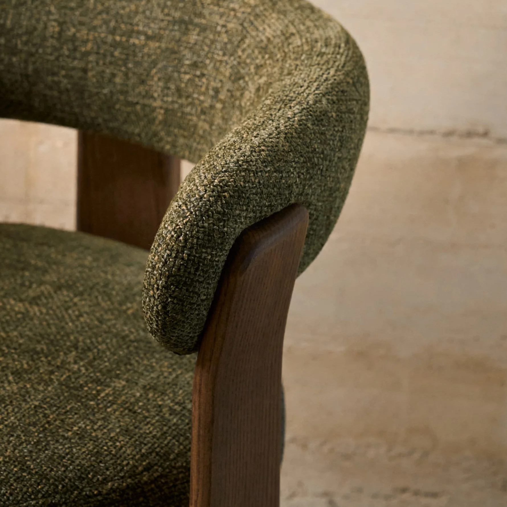 Star Factory wholesals vintage solid wood home dining chairs, designer makeup chairs, coffee shop and homestay backrest leisure chairs, and wabi-sabi style study chairs Application Scenario