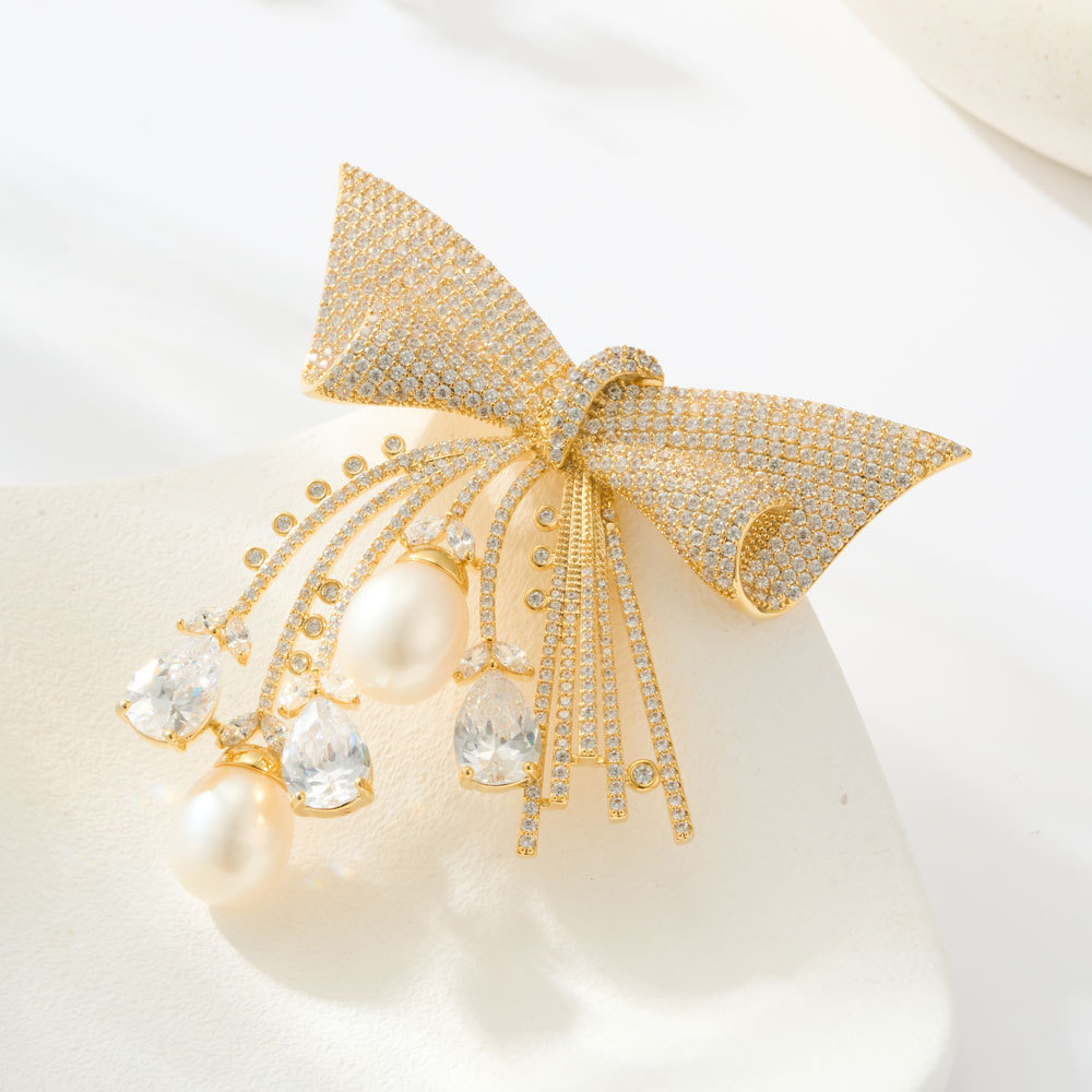 Light luxury and ethereal tassel bow brooch, copper alloy, real gold electroplated, slightly inlaid zircon, freshwater pearl exquisite brooch Application Scenario