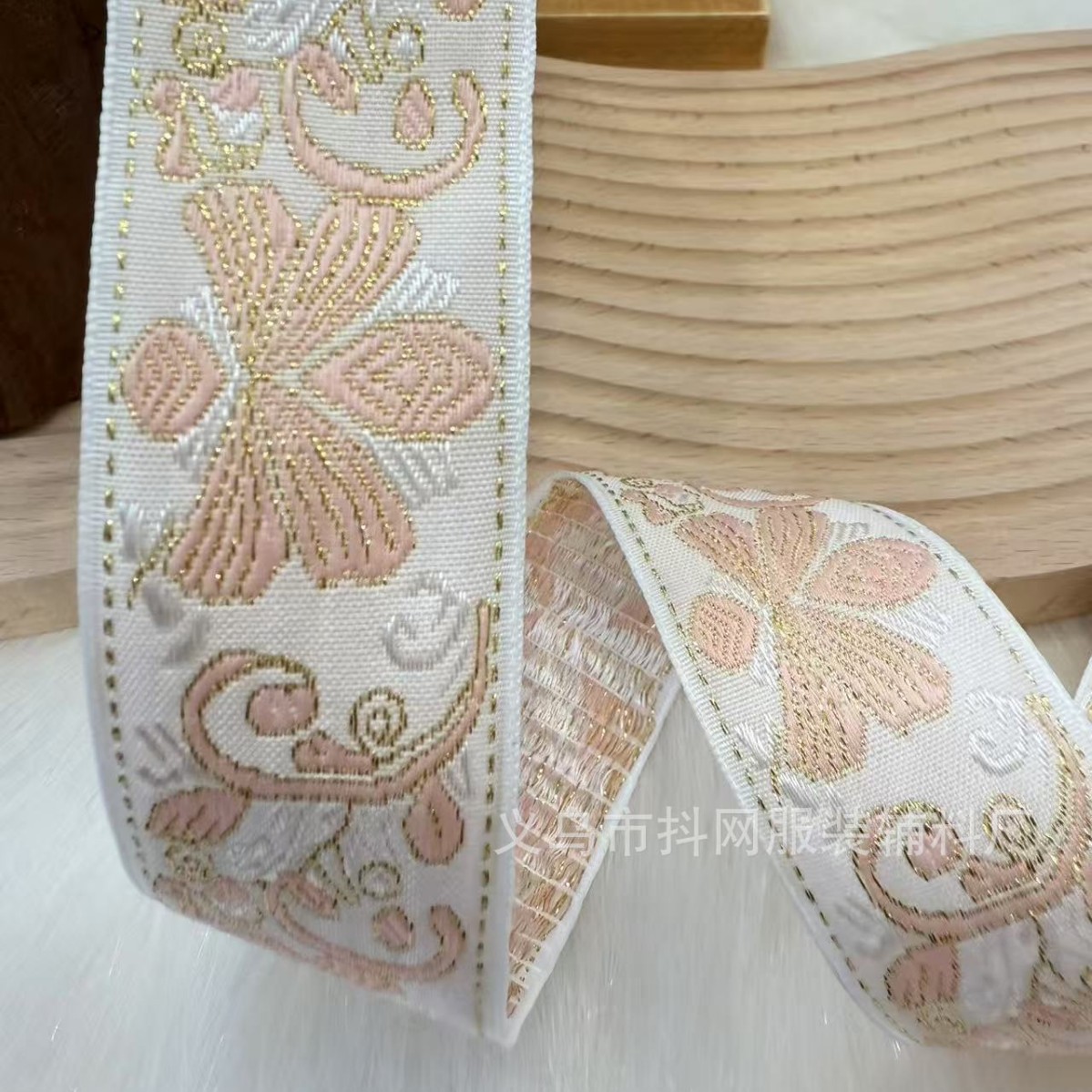 3.5-4cm白底金丝民族风织带手工diy蝴蝶结织带演出服装辅料批发细节图