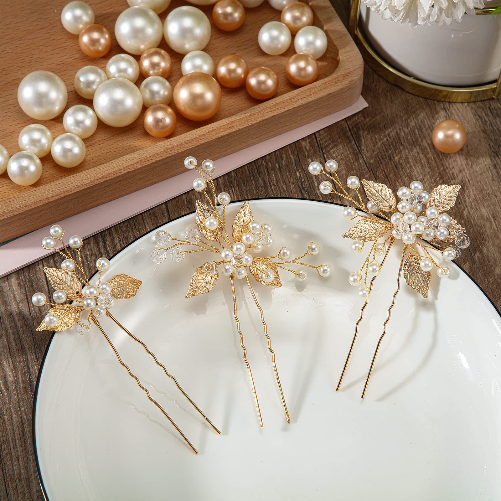 Hot-selling golden European and American style bride headwear, handcrafted pearl hair accessories, wedding updo accessories, hair forks, hairpin covers Application Scenario