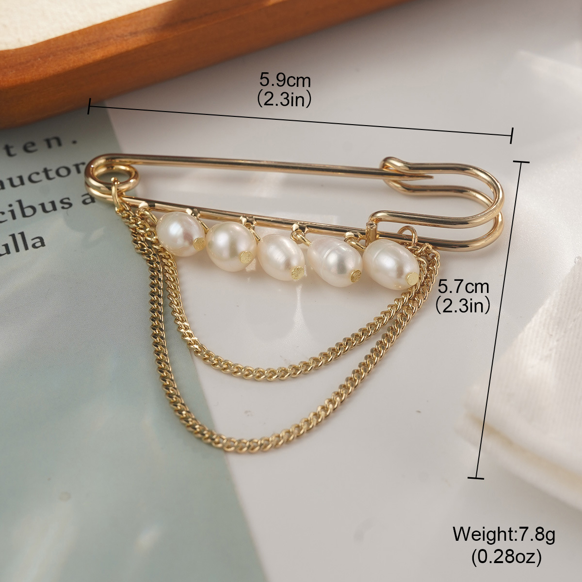 Pearl three-dimensional heart-shaped brooch on Instagram, trendy and unique, small chanel-style brooch, high-end pearl, retro, simple and fashionable Application Scenario