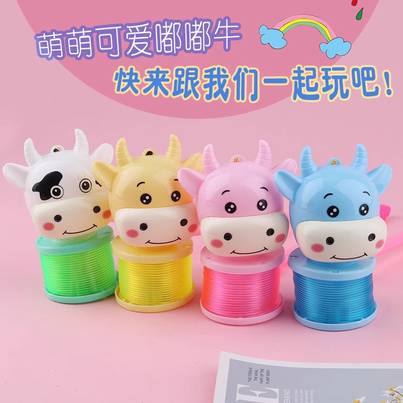 Cartoon rainbow circle spring hand-held lanterns and hand-held glowing bull lanterns are selling well at street stalls as toys for the Year of the Ox Specification image