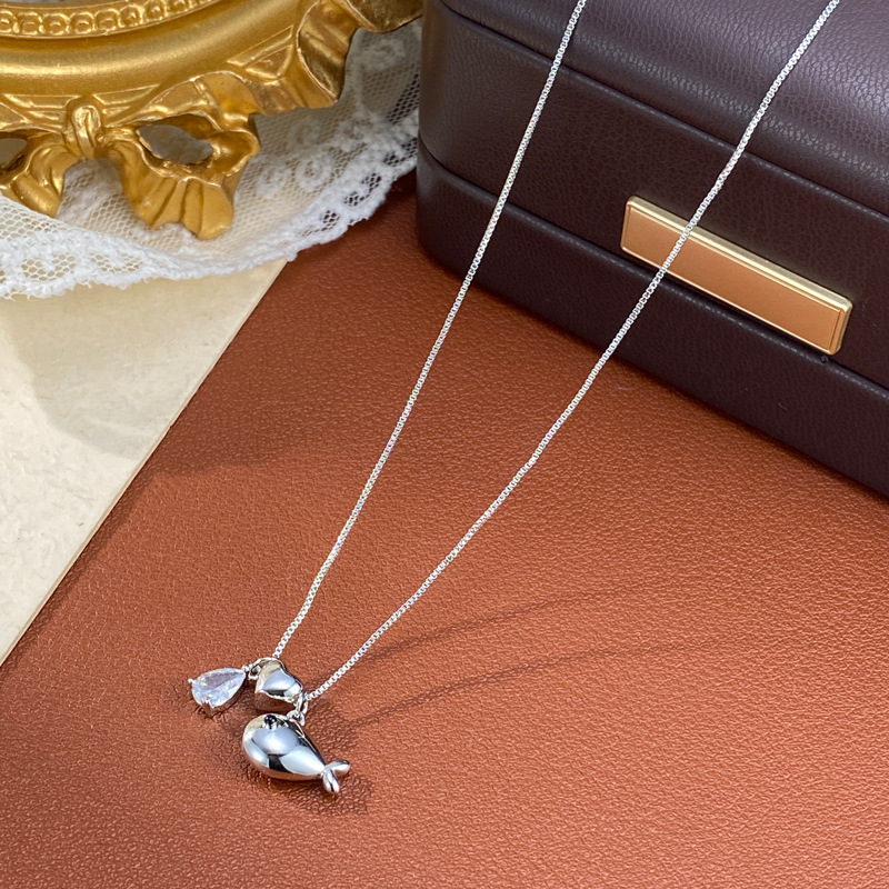 French-style fashionable and simple water drop metal small fish pendant necklace for women's daily commuting, cute and versatile collarbone chain wholesale