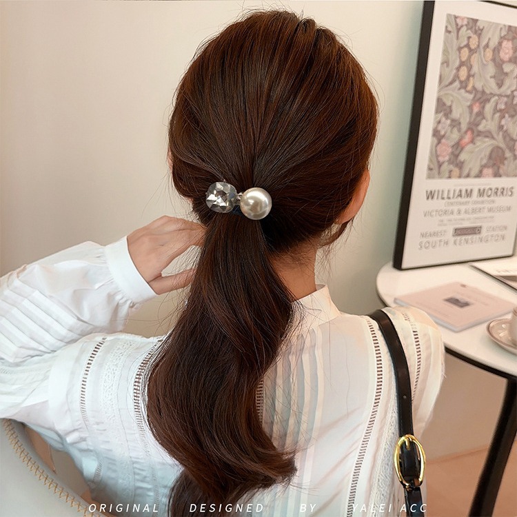 Korean-style simple sparkling diamond hair-safe towel band, women's pearl hair band, headband, high elasticity, seamless hair band Application Scenario