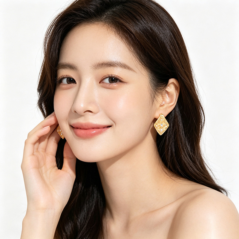 European and American style, simple and elegant, diamond-shaped design earrings, women's matte metal texture, geometric pleated zirconium earrings Application Scenario