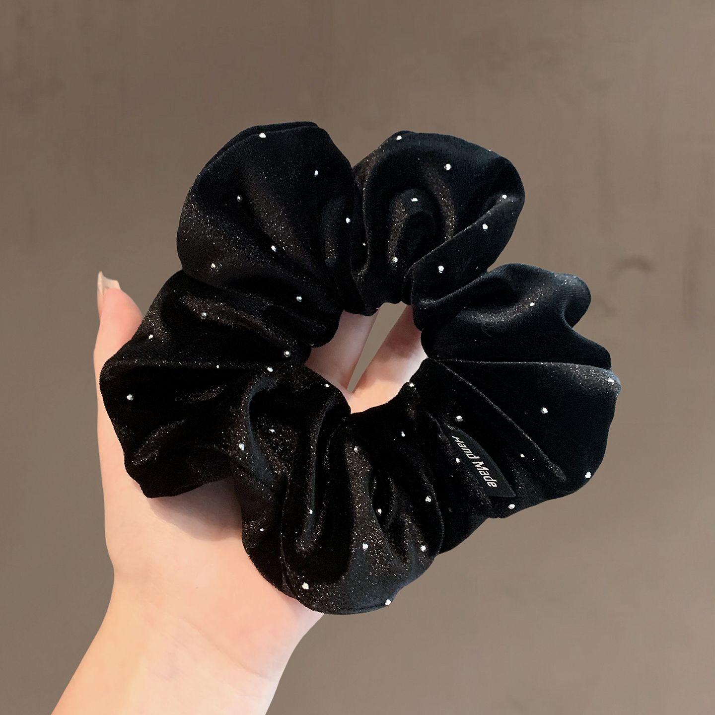 The new Korean minimalist and elegant diamond-encrusted polka dot velvet large colon hair tie exudes a retro, refined and high-end feel. It is used for tying and braided hair Item Picture
