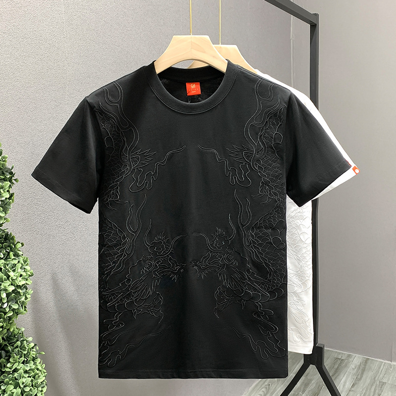 This is a rare and light luxury T-shirt for men, featuring heavy embroidery and a sense of design. It is a casual and loose short-sleeved shirt