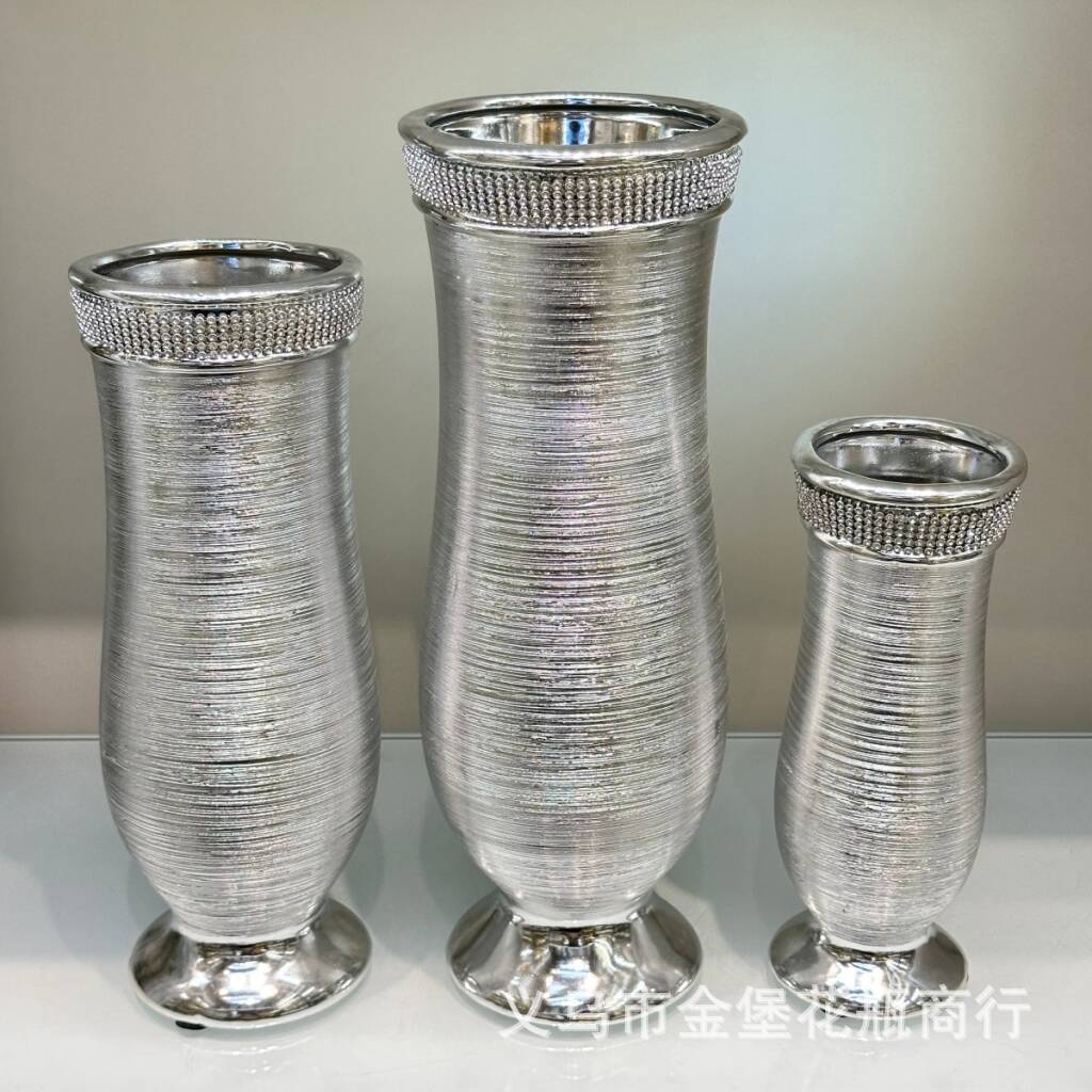 A light luxury ceramic vase for hotel soft furnishings, featuring electroplated brushed and diamond-encrusted craftsmanship, is a decorative item for a model room details Picture