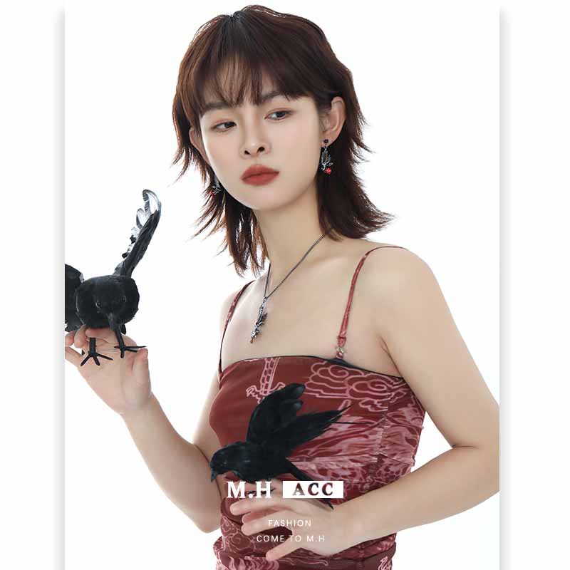 The 2025 new original design dark red zircon Raven rose earrings exude a sense of light luxury and sophistication, a niche earpiece details Picture