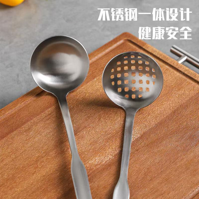 Factory direct sales of thickened 304 stainless steel hot pot spoons, soup shell spoons, strainers, kitchen utensils and household spoons Application Scenario