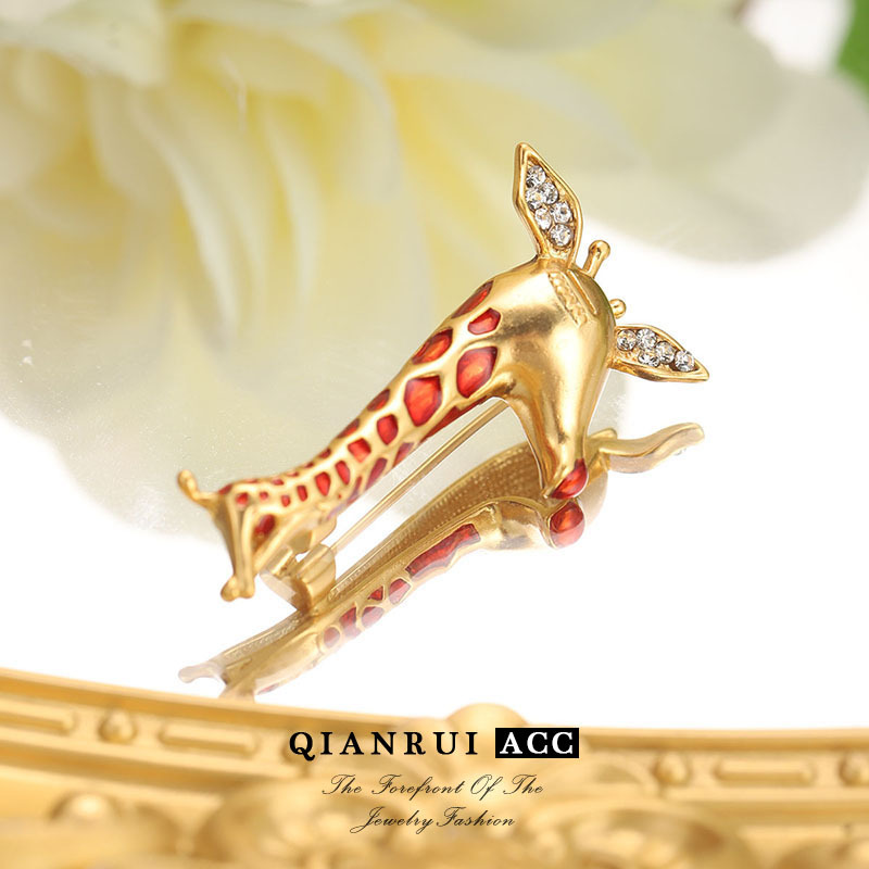 Cute Japanese design sense, niche giraffe brooch, trendy and individual girl's pin, collar pin, sweater, suit and accessory Specification image