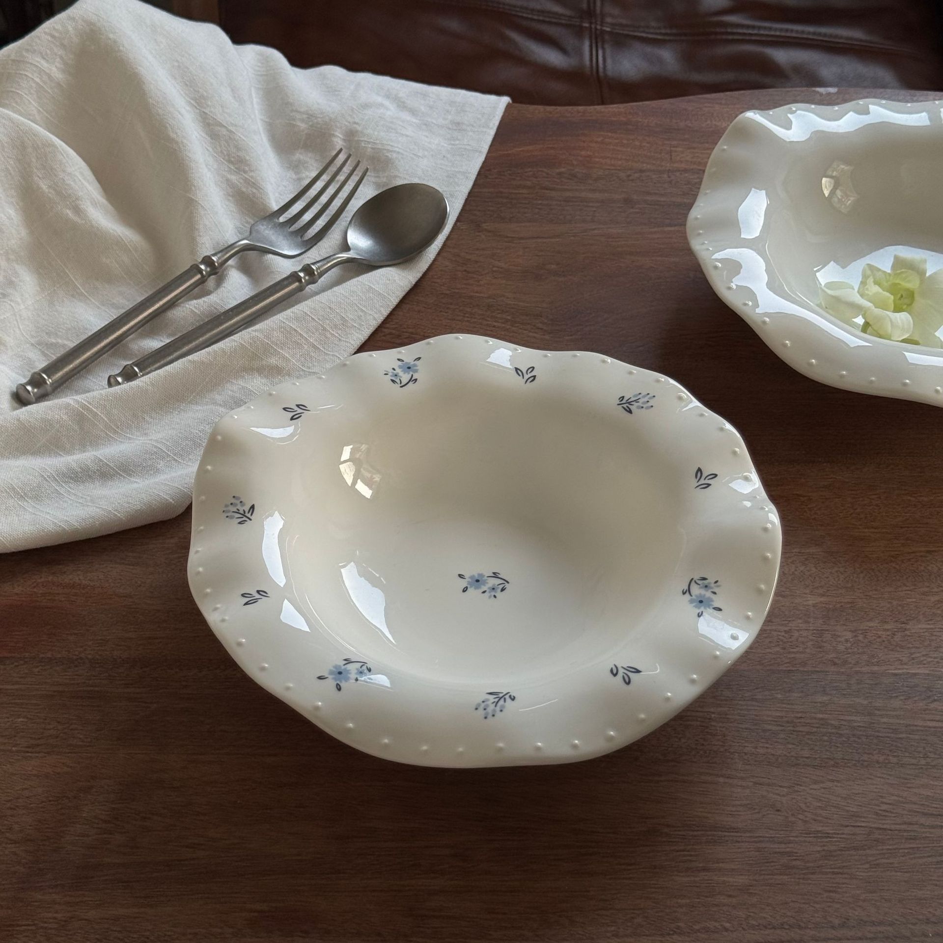 French retro hand-molded irregular ceramic plates, floral plates, dessert plates, fruit plates, dinner plates, household trays Application Scenario