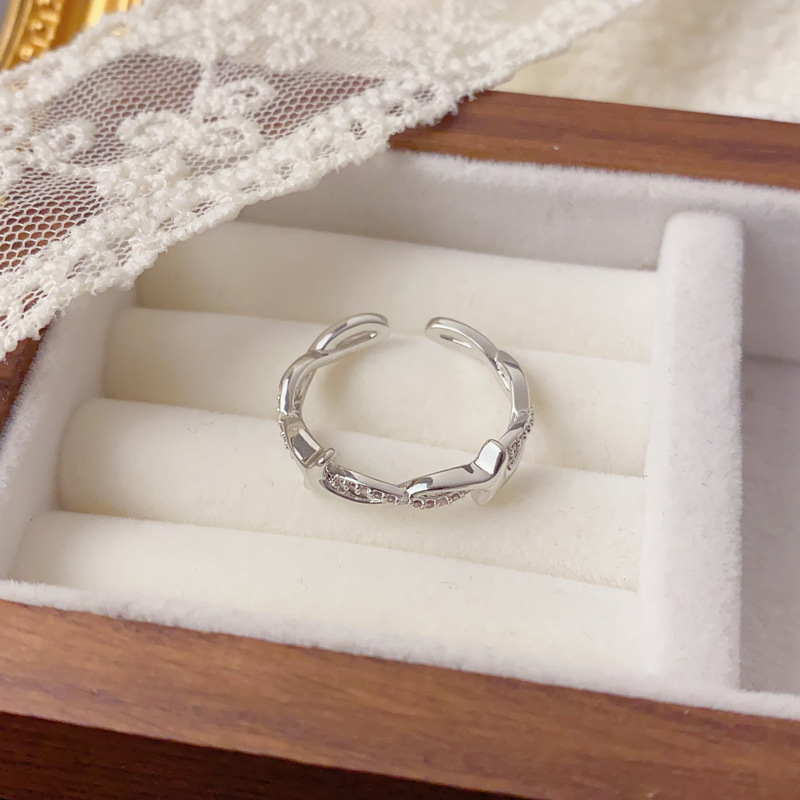 This is a simple and fashionable Japanese and Korean diamond-encrusted, star-shaped open-mouth ring with a unique, light luxury and versatile design. It can be adjusted as an index finger ring
