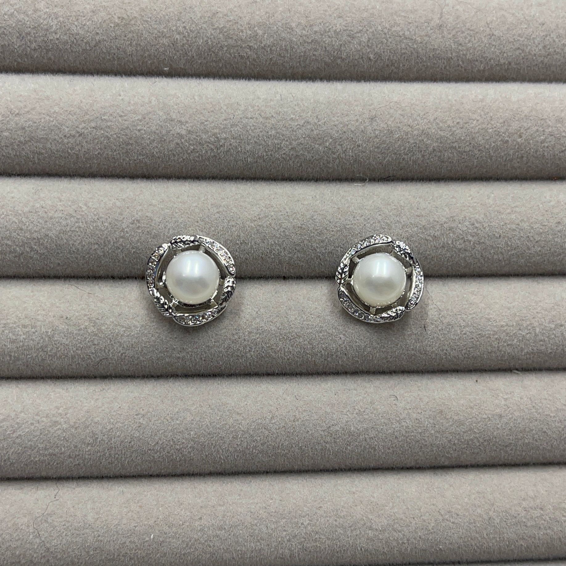 Sweet flower-inlaid zircon copper silver-plated needle S925 natural pearl stud earrings for women, simple and elegant Japanese and Korean version earrings Specification image