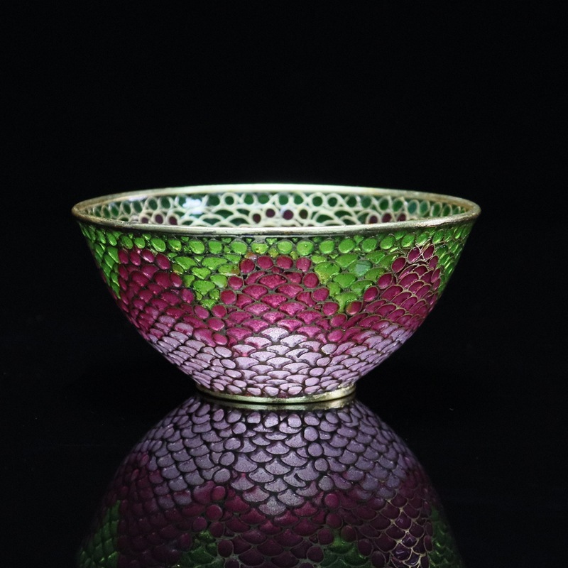 A traditional Chinese cultural craft gift, a 3-inch round bowl in transparent blue with cloisonne enamel