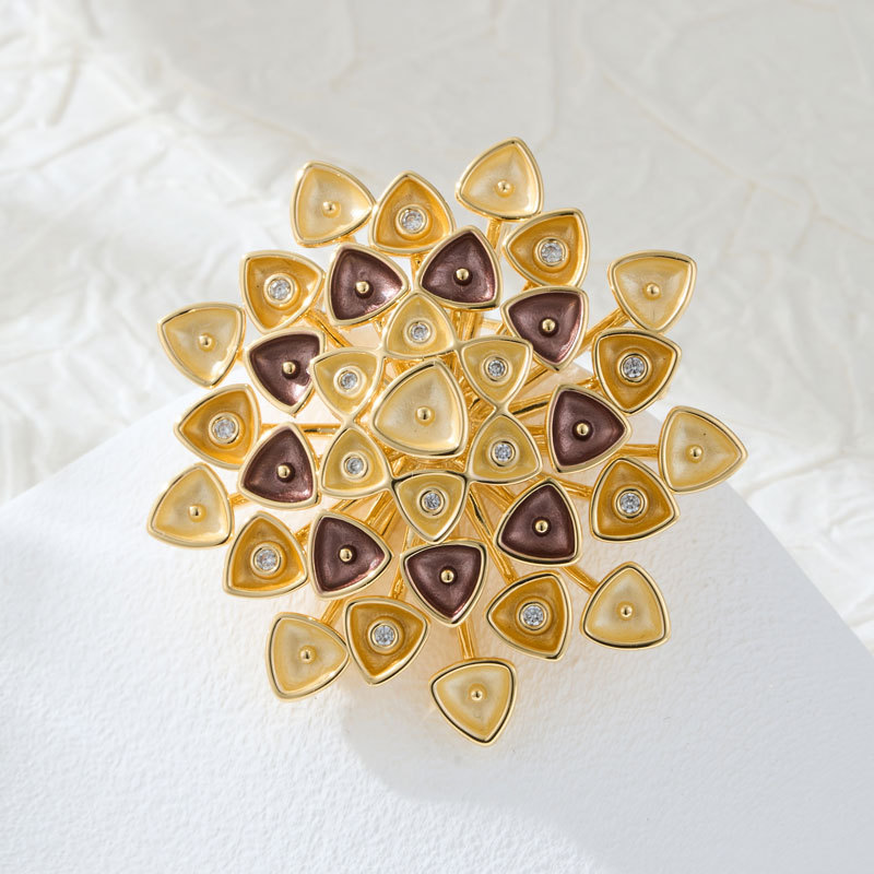 Retro two-color triangular flower cluster brooch with a light luxury and high-end feel, enamel oil drip three-dimensional splice personalized brooch for women