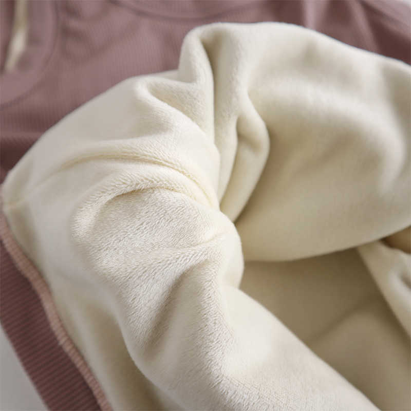 For autumn and winter, add a thick, fleece, cold-proof and warm solid color round-neck vest as the base layer, and wear a muscular sleeveless waistcoat inside Application Scenario