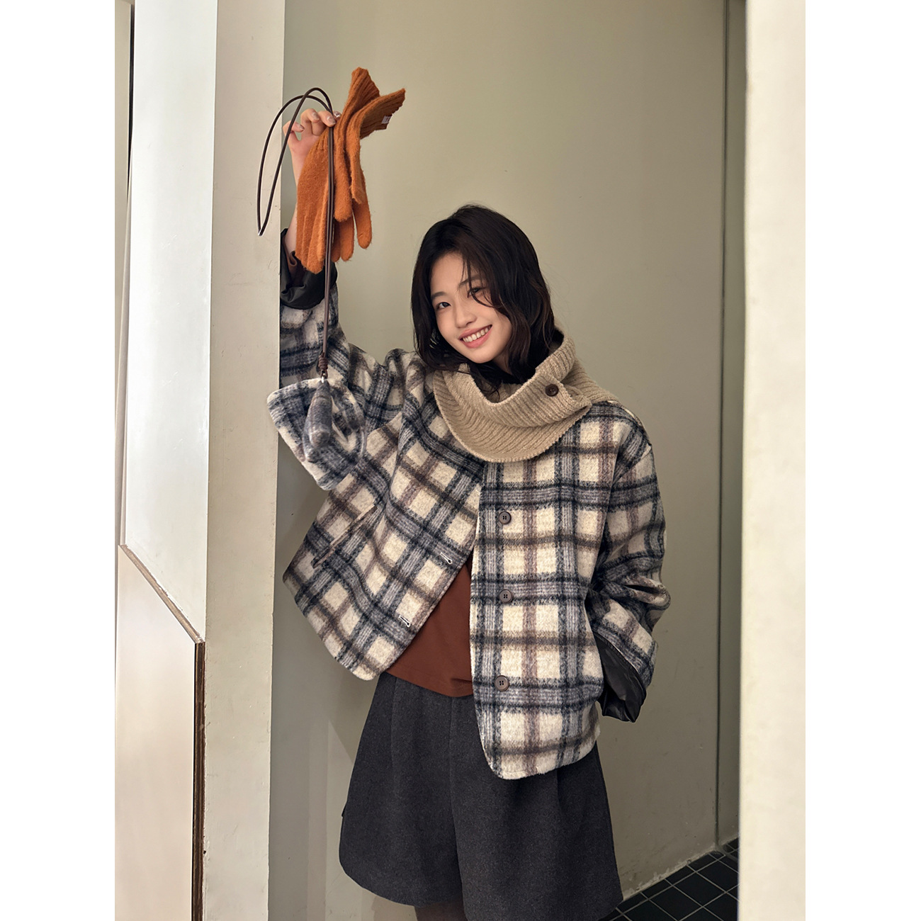 A new style of women's retro, casual and warm woolen coat with a color-blocking check pattern and thirteen lines Item Picture