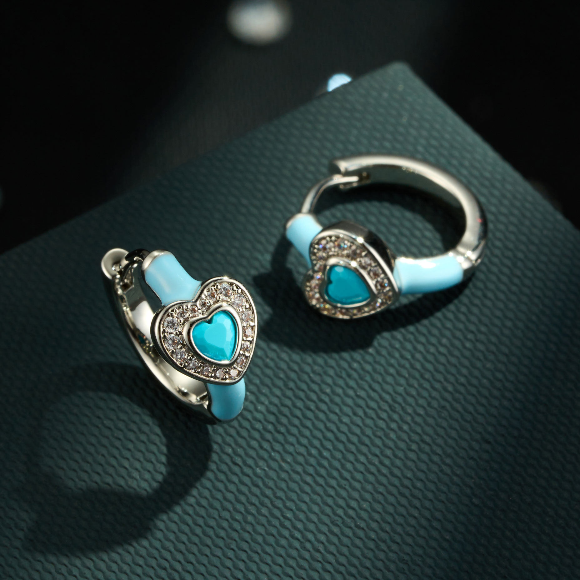 Original design heart-shaped earrings, copper alloy oil-inlaid with zirconium, high-end and exquisite ear buckles, fashionable and versatile commuting earrings Application Scenario